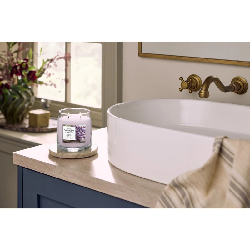Yankee Candle® DRIED LAVENDER & OAK közepes üveggyertya 368g