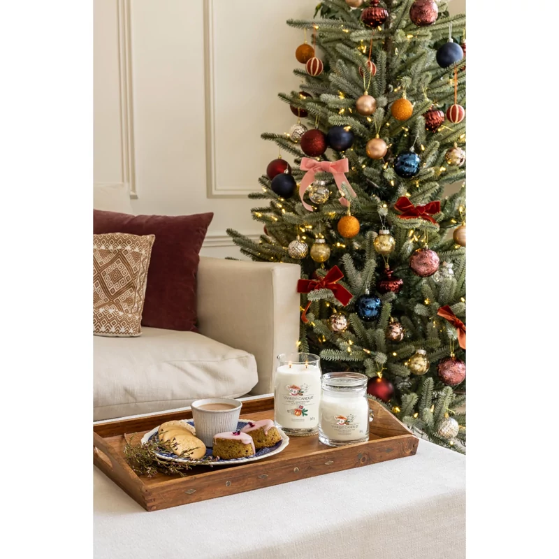 Yankee Candle® London Christmas Tea közepes üveggyertya 368g