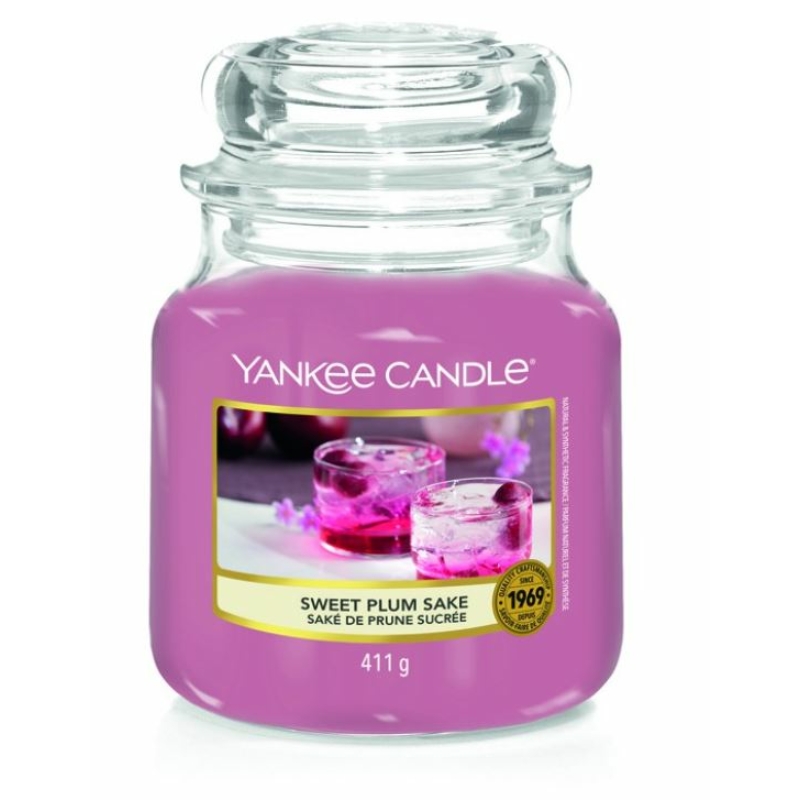 Yankee Candle® Sweet Plum Sake közepes üveggyertya